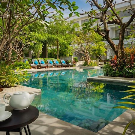 Eightfold Urban Resort Siem Reap Esterno foto The swimming pool at the hotel