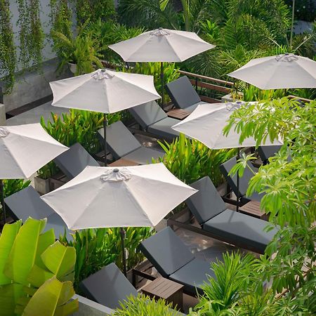 Eightfold Urban Resort Siem Reap Esterno foto The pool at the hotel