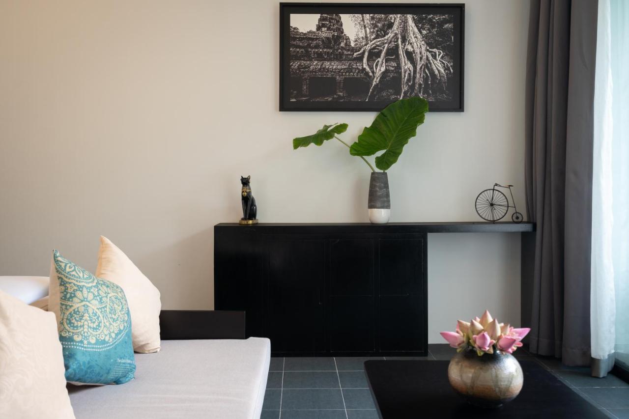 Eightfold Urban Resort Siem Reap Esterno foto A living room in a modern house