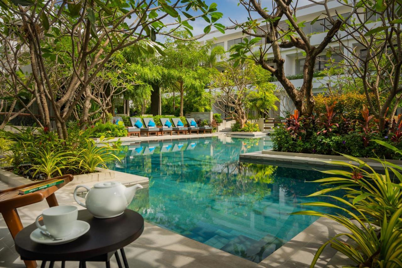 Eightfold Urban Resort Siem Reap Esterno foto The swimming pool at the hotel