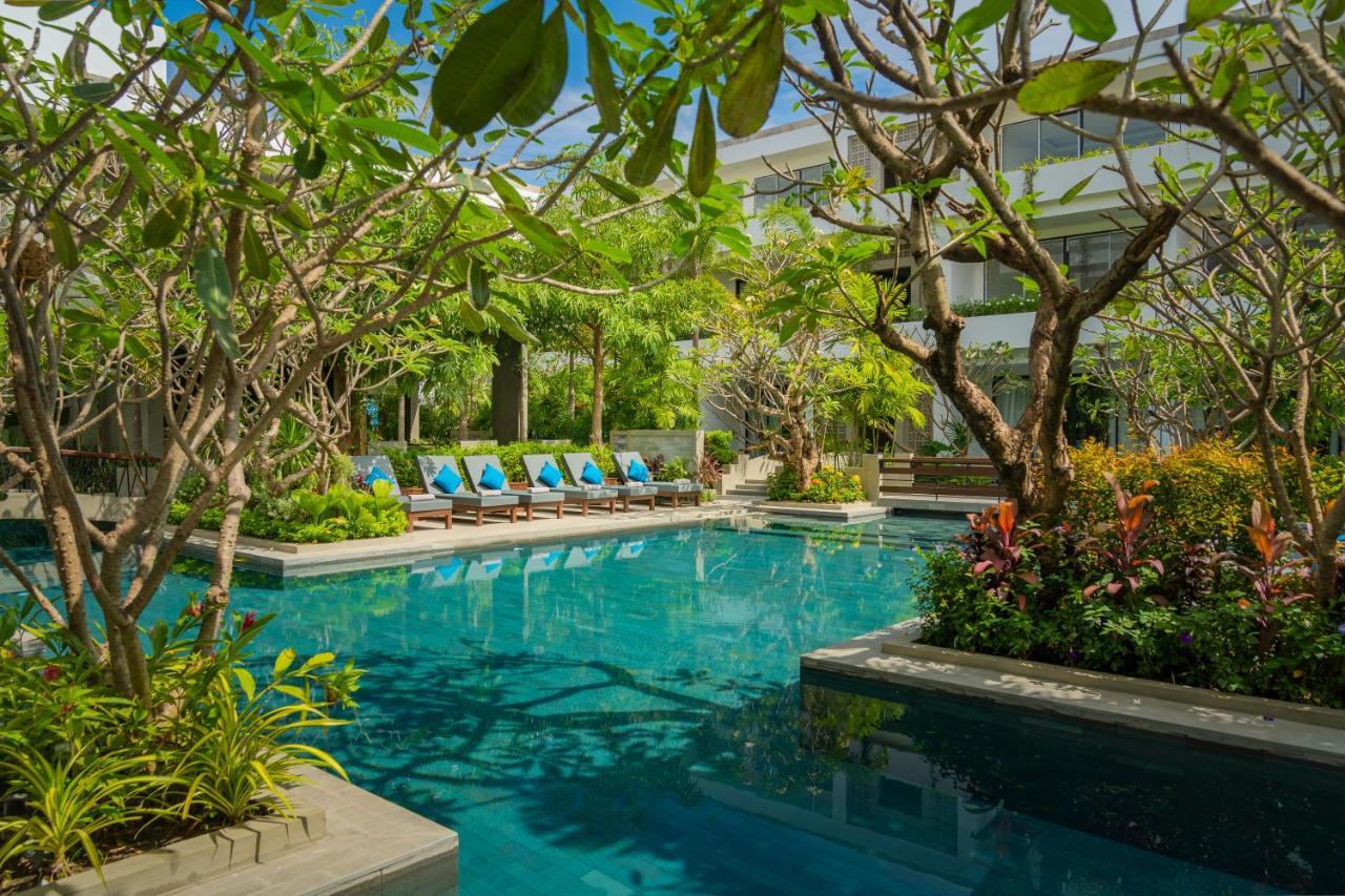 Eightfold Urban Resort Siem Reap Esterno foto The pool at the hotel