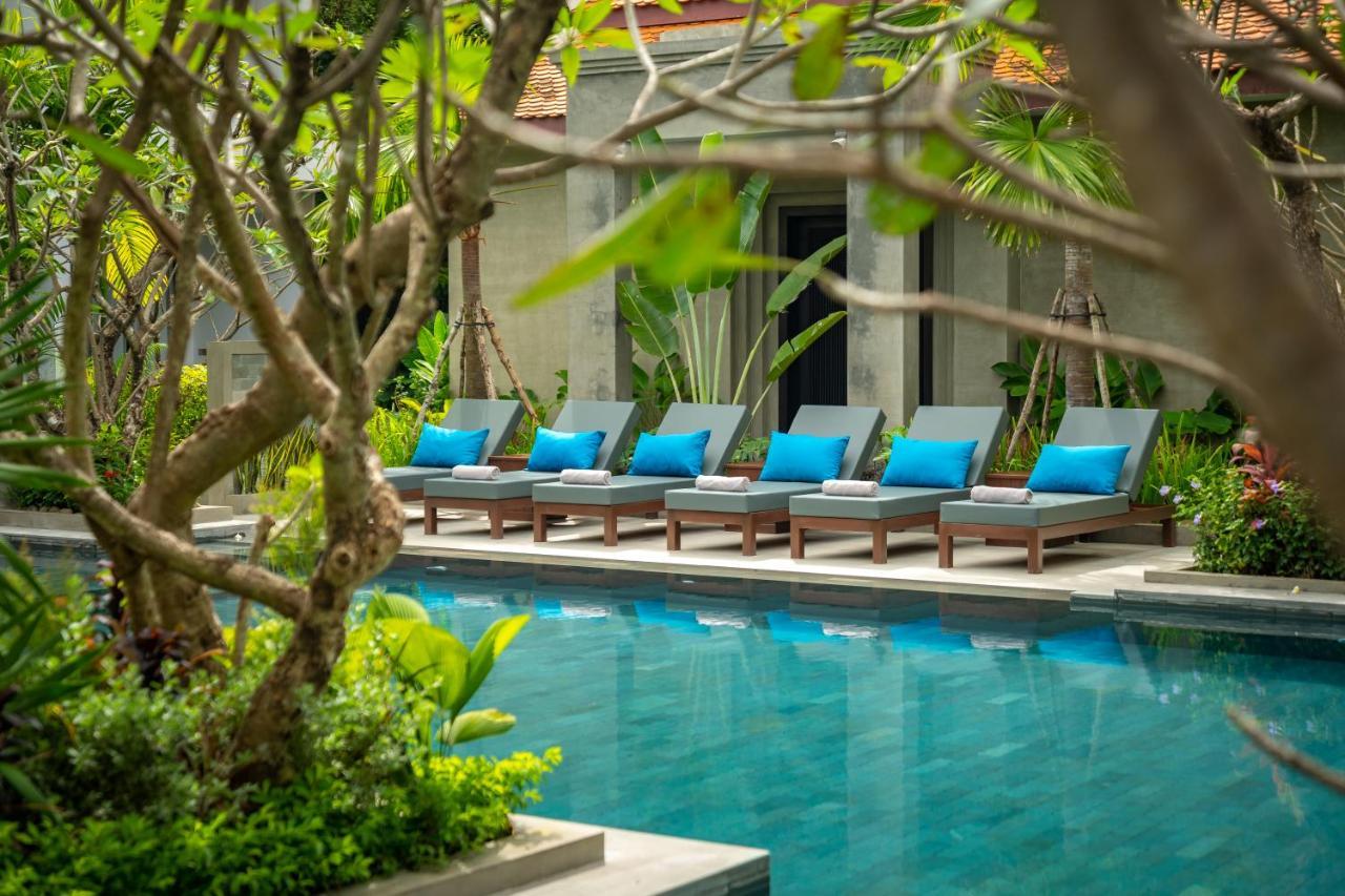 Eightfold Urban Resort Siem Reap Esterno foto The swimming pool at the hotel