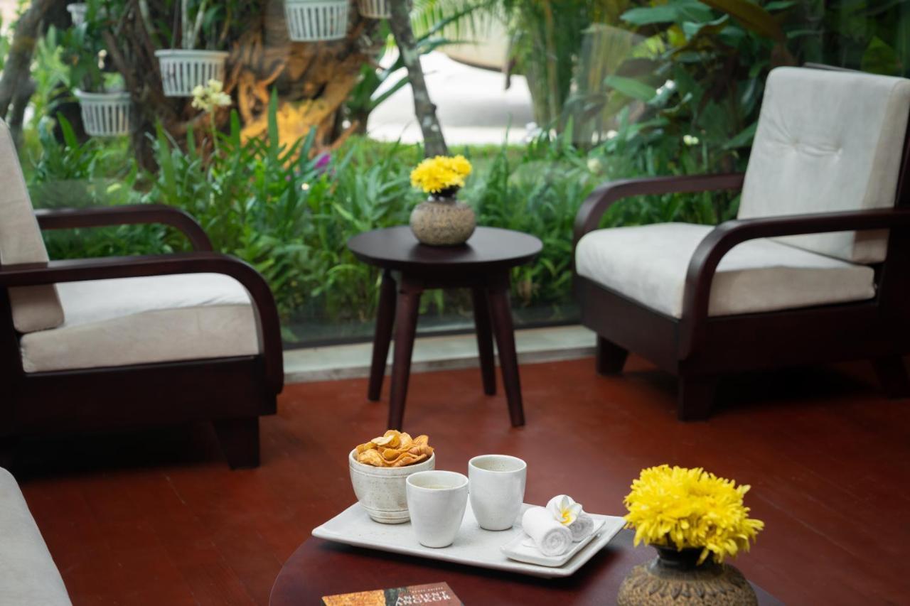 Eightfold Urban Resort Siem Reap Esterno foto A room at the hotel