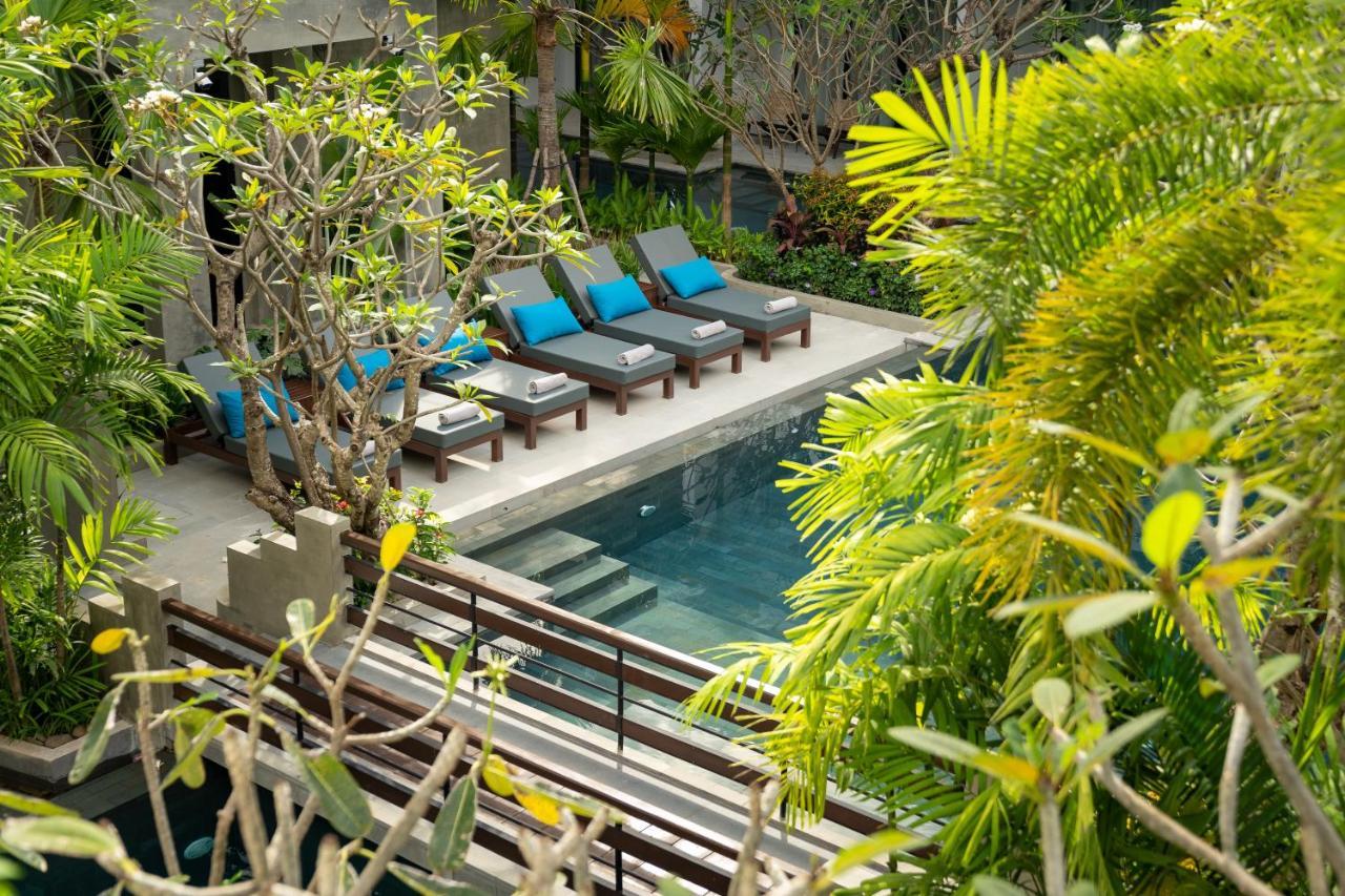 Eightfold Urban Resort Siem Reap Esterno foto The swimming pool at the hotel