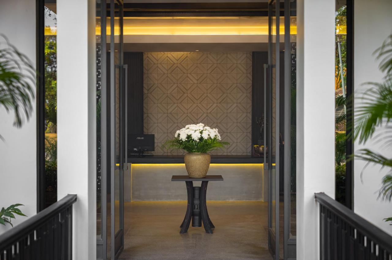 Eightfold Urban Resort Siem Reap Esterno foto The reception area at the hotel
