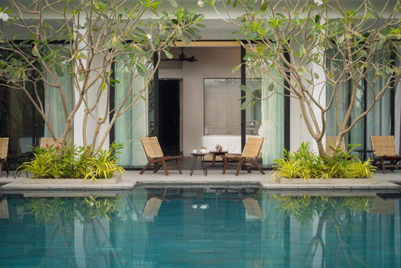 Eightfold Urban Resort Siem Reap Esterno foto The pool at the hotel