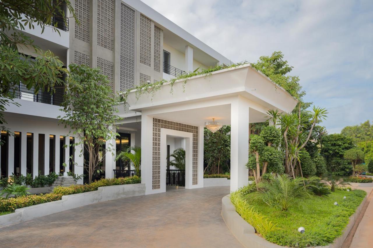 Eightfold Urban Resort Siem Reap Esterno foto The hotel's entrance