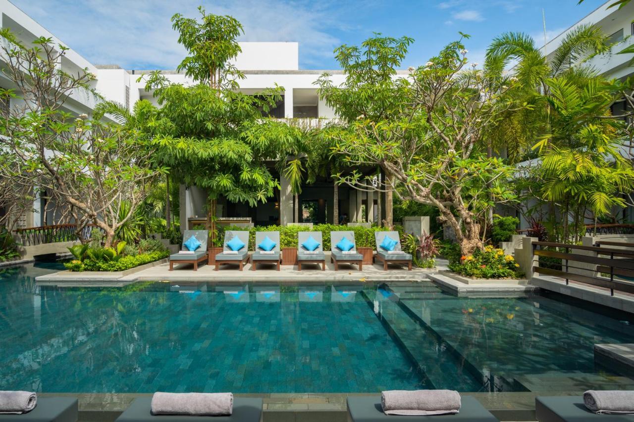 Eightfold Urban Resort Siem Reap Esterno foto The hotel's pool