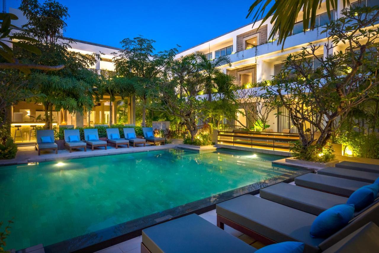 Eightfold Urban Resort Siem Reap Esterno foto The hotel's pool