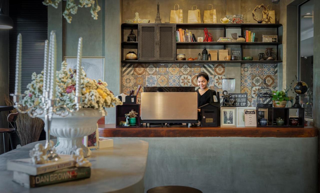 Eightfold Urban Resort Siem Reap Esterno foto A coffee shop in Bangkok, Thailand