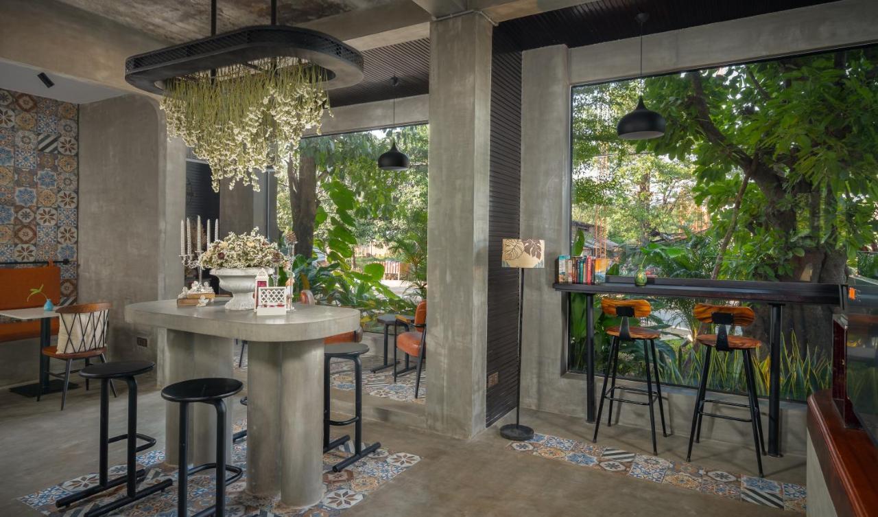 Eightfold Urban Resort Siem Reap Esterno foto The interior of the restaurant