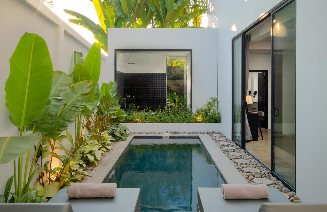 Eightfold Urban Resort Siem Reap Esterno foto A private pool at a hotel