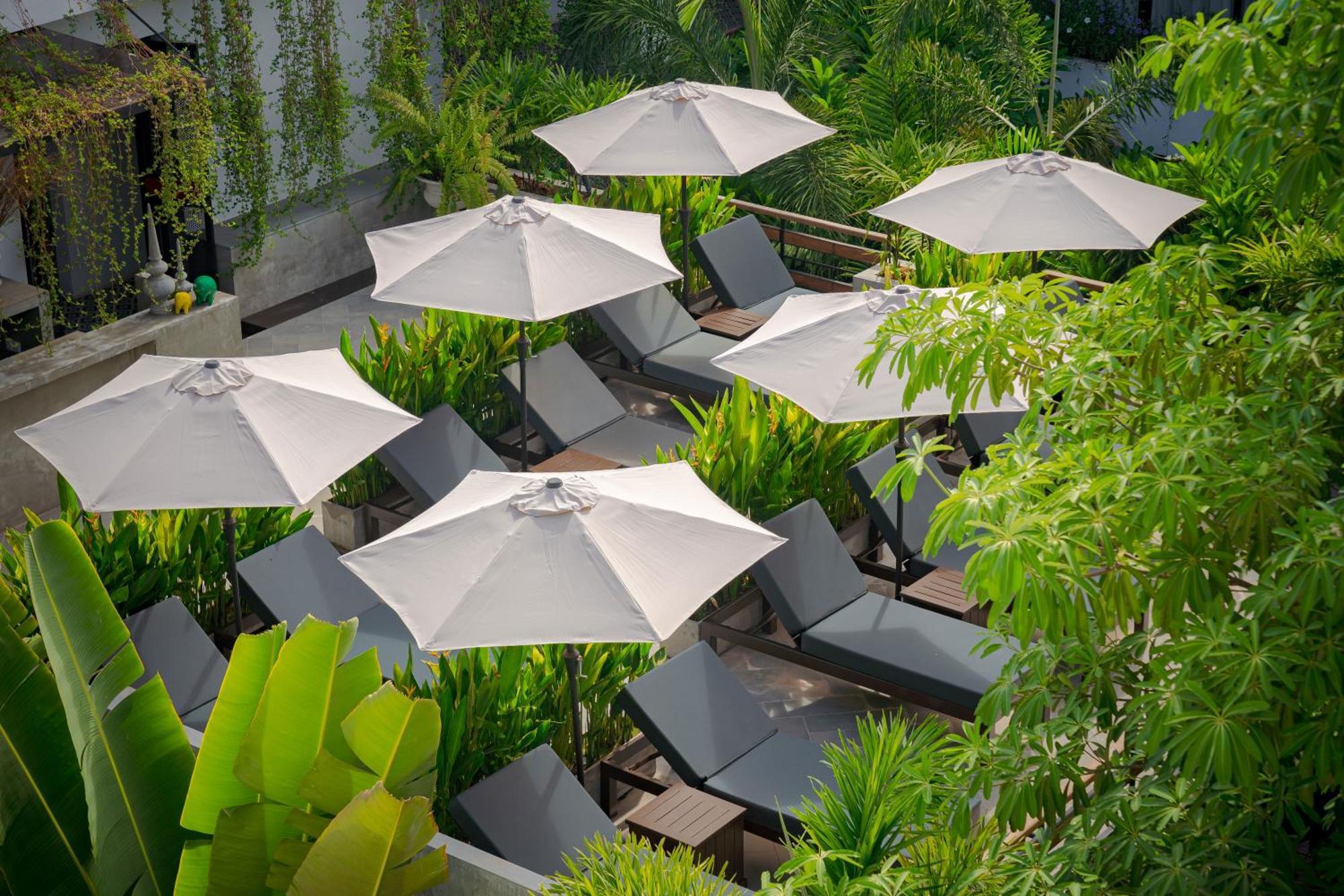 Eightfold Urban Resort Siem Reap Esterno foto The pool at the hotel