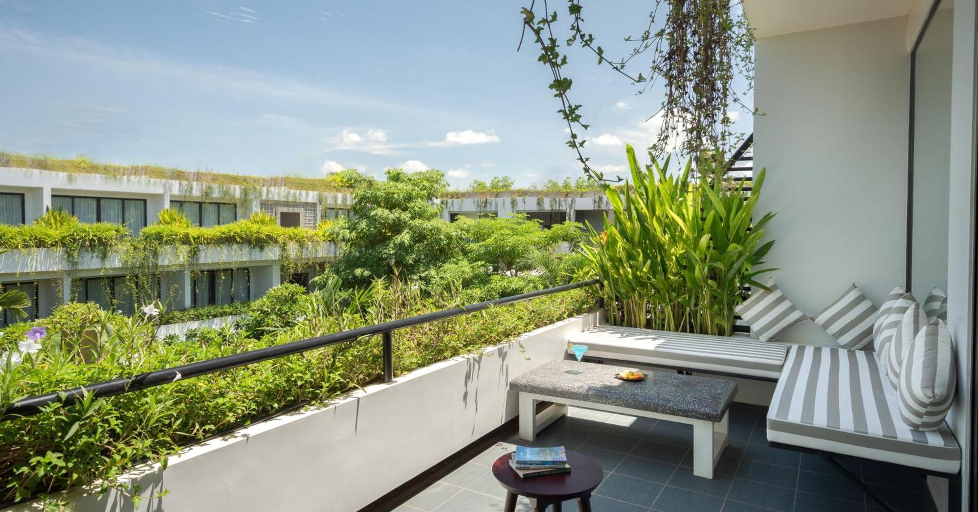 Eightfold Urban Resort Siem Reap Esterno foto A balcony at the hotel