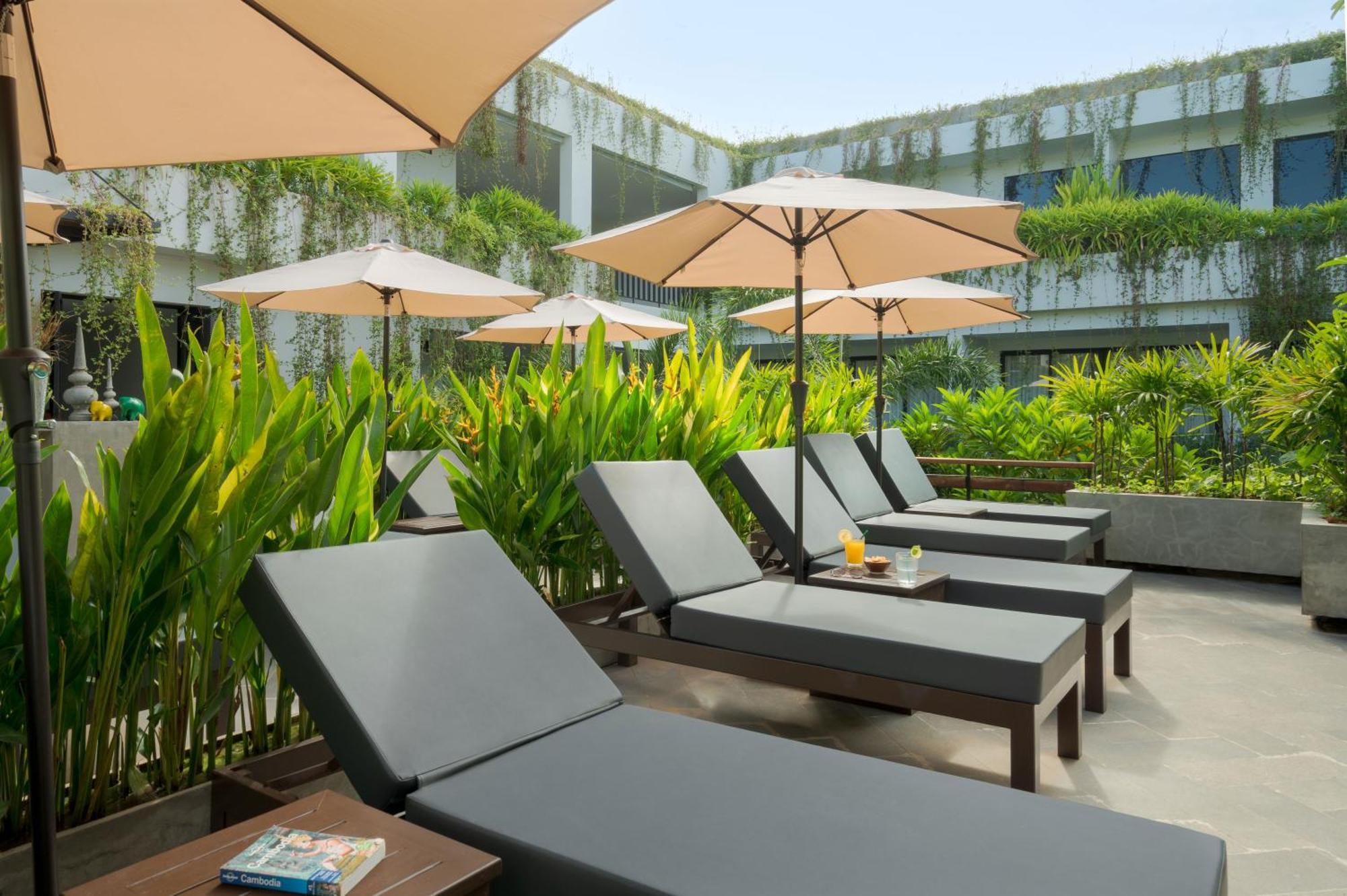 Eightfold Urban Resort Siem Reap Esterno foto Pool Deck